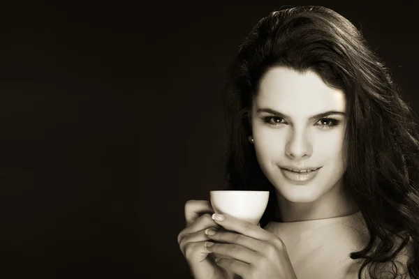Vacker ung flicka med en kopp kaffe — Stockfoto