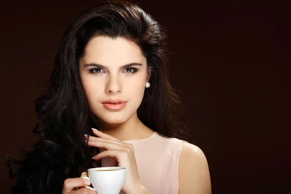 Bella ragazza con la tazza di caffè — Foto Stock