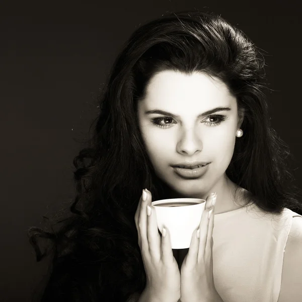 커피 한잔과 함께 아름 다운 소녀 — 스톡 사진