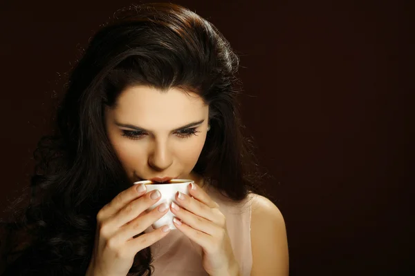 Piękna, młoda dziewczyna z kubkiem kawy — Zdjęcie stockowe