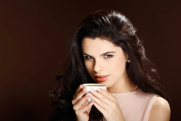 Bella ragazza con la tazza di caffè — Foto Stock