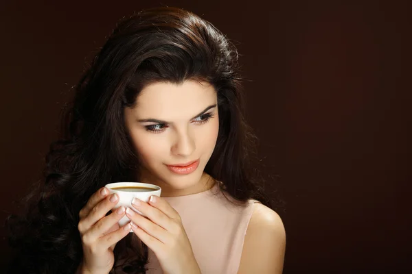 Красива молода дівчина з чашкою кави — стокове фото