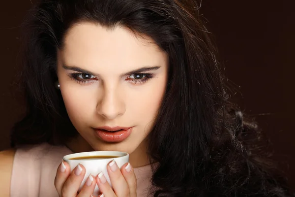 Bir fincan kahve ile güzel genç kız — Stok fotoğraf