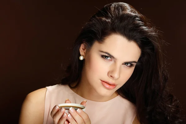Krásná mladá dívka s šálkem kávy — Stock fotografie