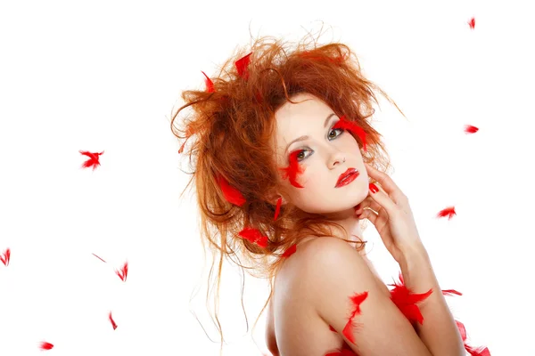 Bela menina ruiva com penas vermelhas — Fotografia de Stock
