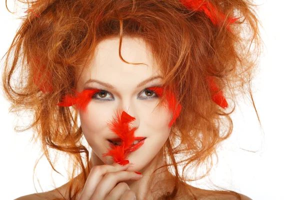 红羽毛的漂亮红发女孩 — 图库照片