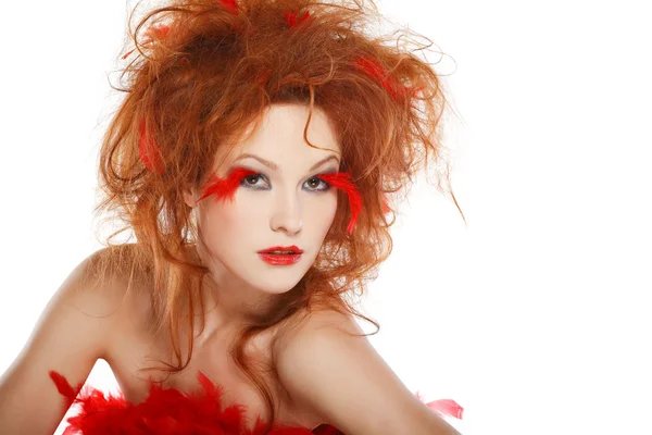Bella ragazza rossa con piume rosse — Foto Stock