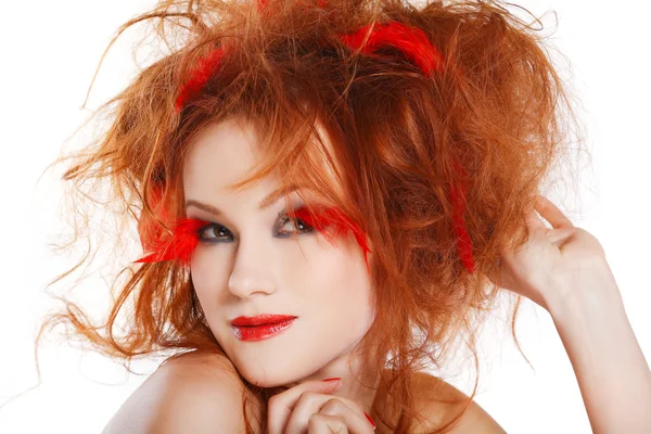 Vackra rödhåriga flicka med röda fjädrar — Stockfoto