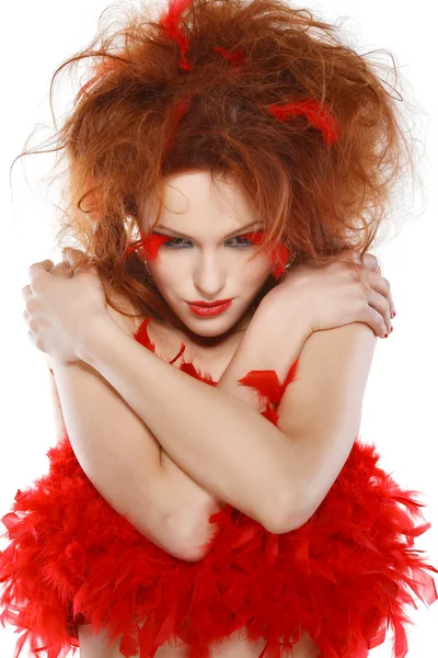 赤い羽を持つ美しい赤毛の女の子 — ストック写真