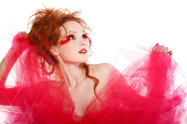 赤い羽を持つ美しい赤毛の女の子 — ストック写真