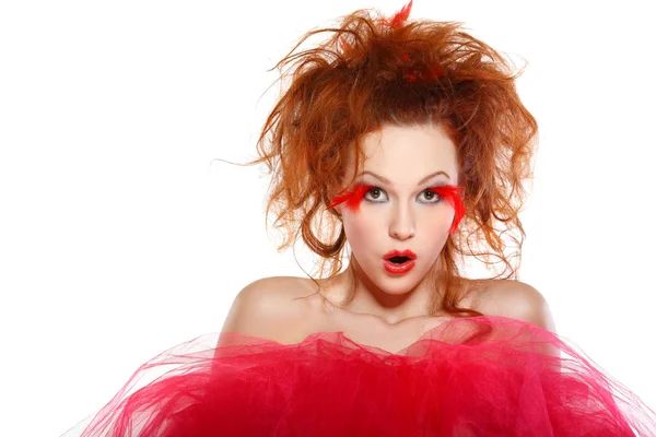 Gyönyörű vörös hajú lány piros toll — Stock Fotó
