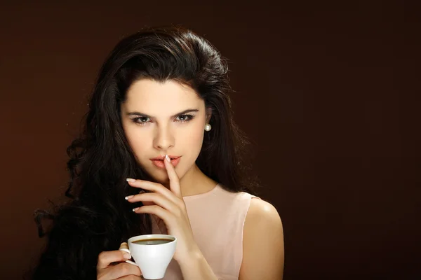 コーヒーのカップで美しい少女 ロイヤリティフリーのストック写真