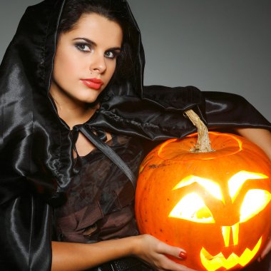 Cadı halloween gece elbiseli cinsel esmer