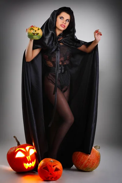Сексуальна брюнетка в костюмі відьми в ніч на Хеллоуїн — стокове фото