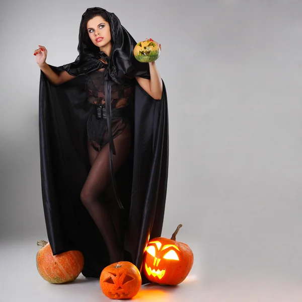 Sexuella brunett i dräkten av häxan i natten av halloween — Stockfoto