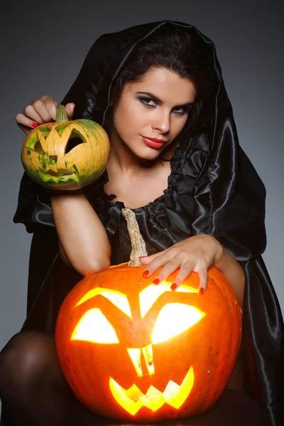 ハロウィーンの夜の魔女のスーツで性的なブルネット — ストック写真