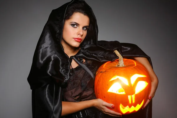 Morena sexual en traje de bruja en la noche de Halloween — Foto de Stock