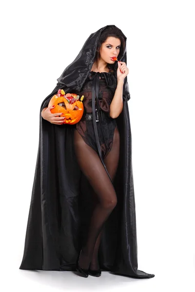 Seksuele brunette in het pak van de heks in de nacht van halloween — Stockfoto