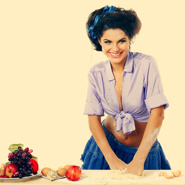 Φωτογραφία του την όμορφη μελαχρινή σεξουαλική σε μια κουζίνα στο στυλ του pinap — Φωτογραφία Αρχείου