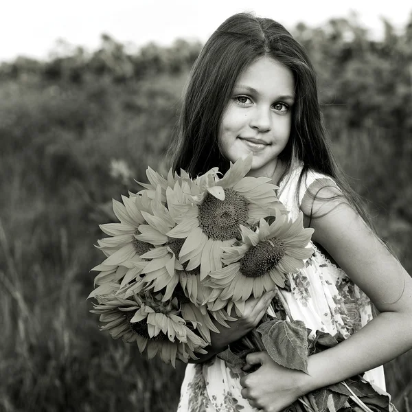 Een klein meisje is in het veld — Stockfoto