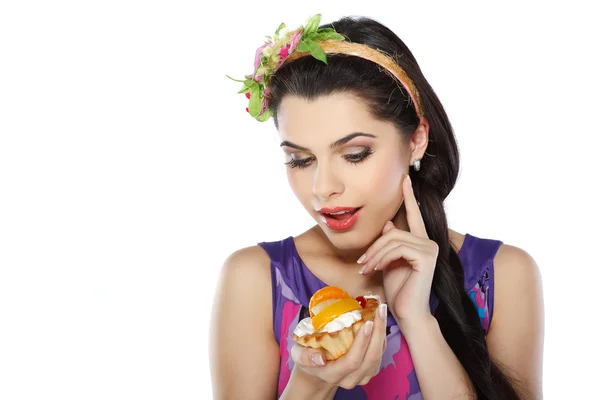 Jovem, bela morena com bolo de frutas isolado em branco — Fotografia de Stock