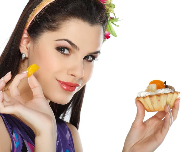 Mladá, krásná brunetka s ovocem dort izolované na bílém — Stock fotografie
