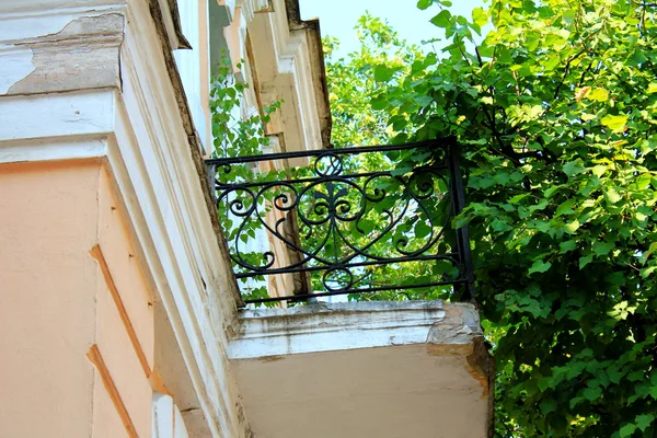 Een balkon van het oude huis — Stockfoto