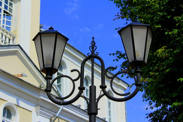 Beaux lampadaires dans la vieille ville — Photo