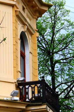 çok eski bir ev balkon