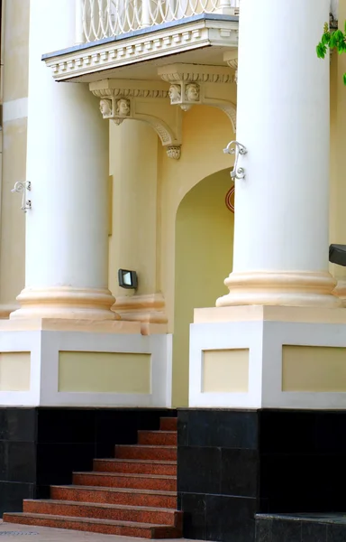 En mycket gammal balkong dekorerad med modellerade kvinnliga huvuden, pelare och trappor — Stockfoto