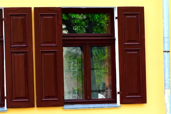 Sehr altes Fenster mit Rollläden — Stockfoto