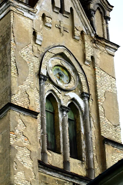 Фрагмент башни старой лютеранской церкви — стоковое фото