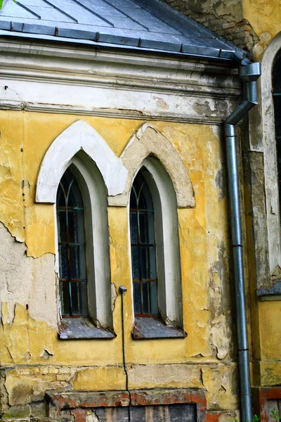 Fragment einer Mauer und Fenster der alten lutherischen Kirche — Stockfoto