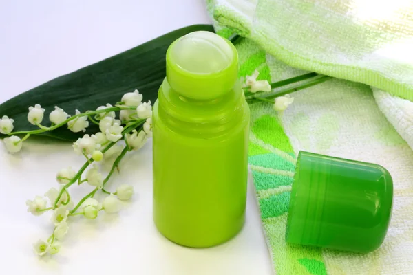 Konvalinka, ručník a zelené deodorant — Stock fotografie