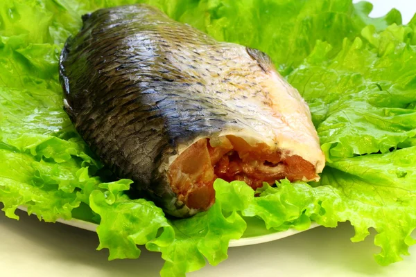 Сырая рыба на салате — стоковое фото