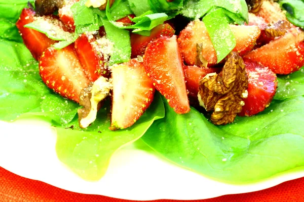 Ein Feriensalat mit Erdbeeren, Walnüssen und Spinat — Stockfoto