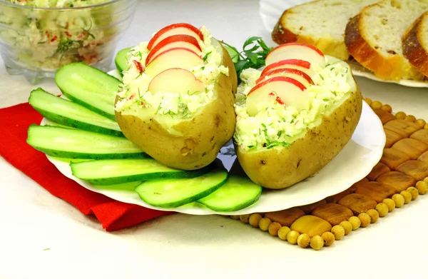 Apetyczny ziemniaki z rzodkiewka, ogórki, pietruszka i niektóre kawałki — Zdjęcie stockowe