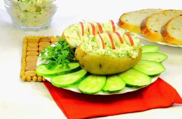 Aardappelen met radijs, komkommer en een peterselie — Stockfoto