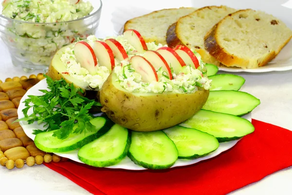 Turp, salatalık, maydanoz bir ve bir parça ekmek ile patates — Stockfoto