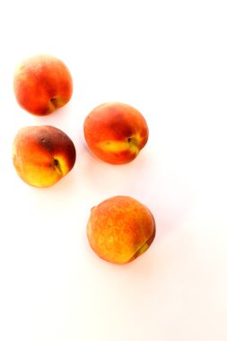 dört peaches beyaz izole