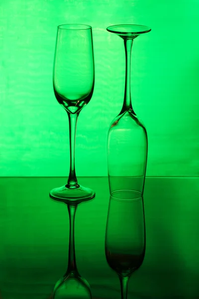 Deux verres à vin sur fond vert — Photo
