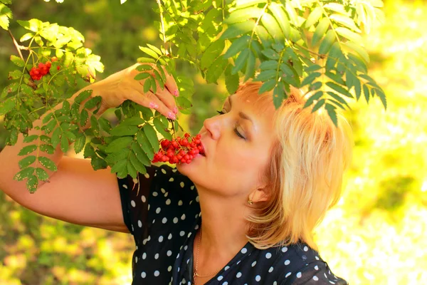 Bella donna sta mangiando ashberry — Foto Stock