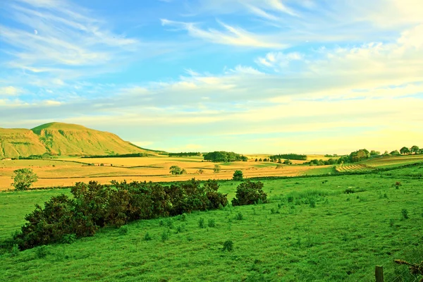 Schöne schottische Landschaft mit felsigen Hügeln — Stockfoto