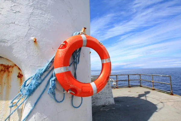 Une ceinture de sauvetage sur le vieux phare — Photo
