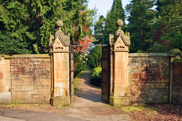 Ancienne porte en pierre menant à un beau jardin — Photo