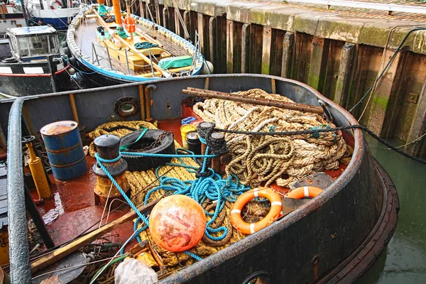 Риболовецьке обладнання у човні — стокове фото