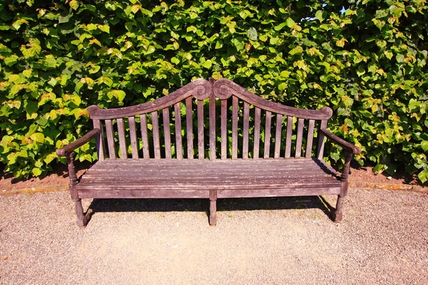 Vecchio, panchina inglese in giardino — Foto Stock