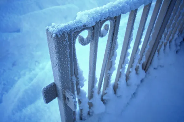 Close up of a fence covered with snow — Stock Photo, Image