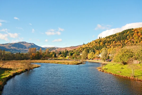 Rzeka teith z widokiem na ben ledi, callander, Szkocja — Zdjęcie stockowe