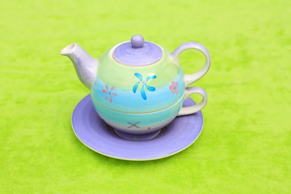 Schöne Pastell Teekanne auf grünem Hintergrund — Stockfoto